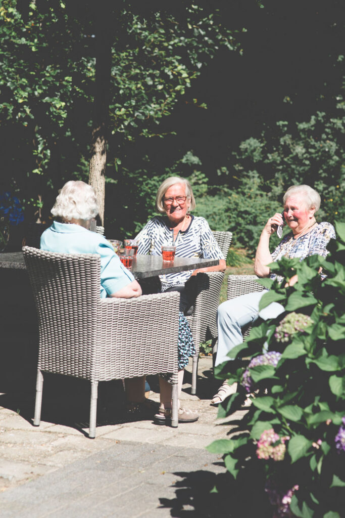 Almere-Buiten-Saamborgh-Dames-buiten-terrasje