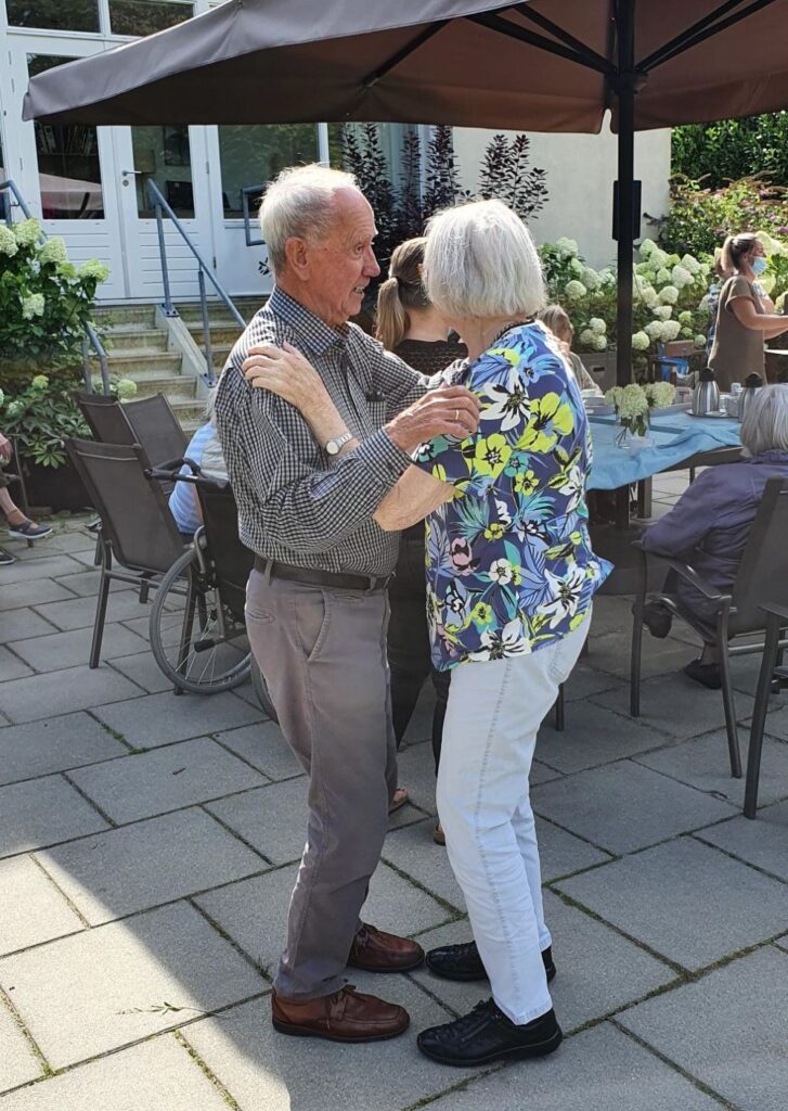 Dansen in de tuin bij Saamborgh Almelo