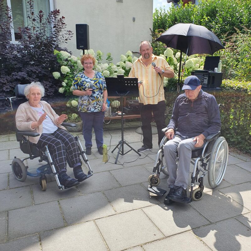 Optreden-zangduo-voor-bewoners-van-Villa-Verde-en-Villa-de-la-Porte