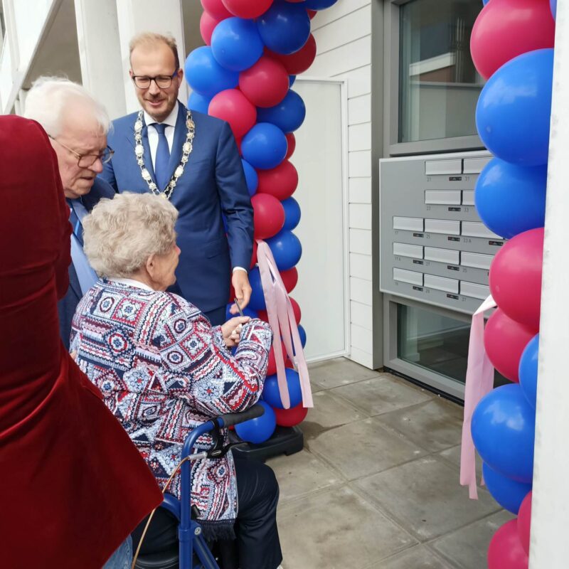 Eerste-bewoners-en-burgemeester-Boumans-officiele-opening-t-Brewinc-Hof-in-Doetinchem