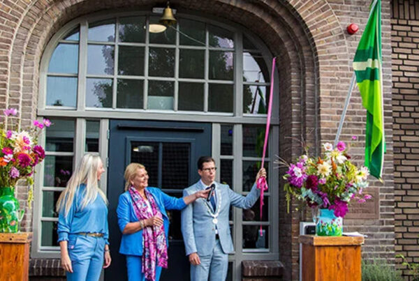 Burgemeester Van Oostrum luidt de bel om Huize Willibrordus officieel te openen.
