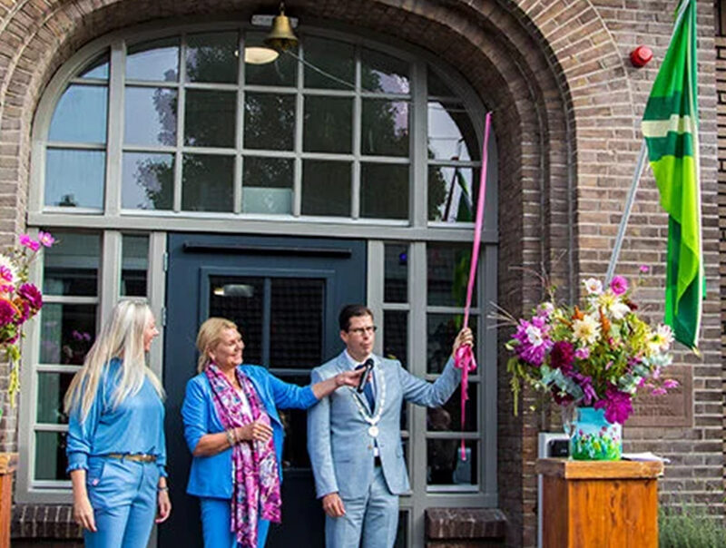 Burgemeester Van Oostrum luidt de bel om Huize Willibrordus officieel te openen.