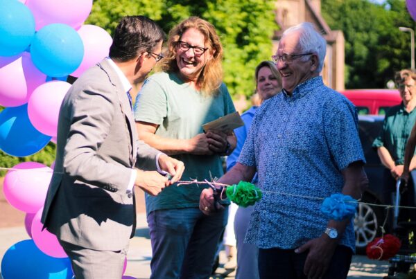 De burgemeester, kunstenaar Herman Wansing en client nemen officieel het buurtbankje in gebruik.