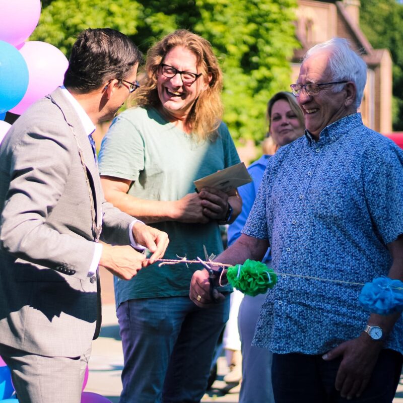 De burgemeester, kunstenaar Herman Wansing en client nemen officieel het buurtbankje in gebruik.