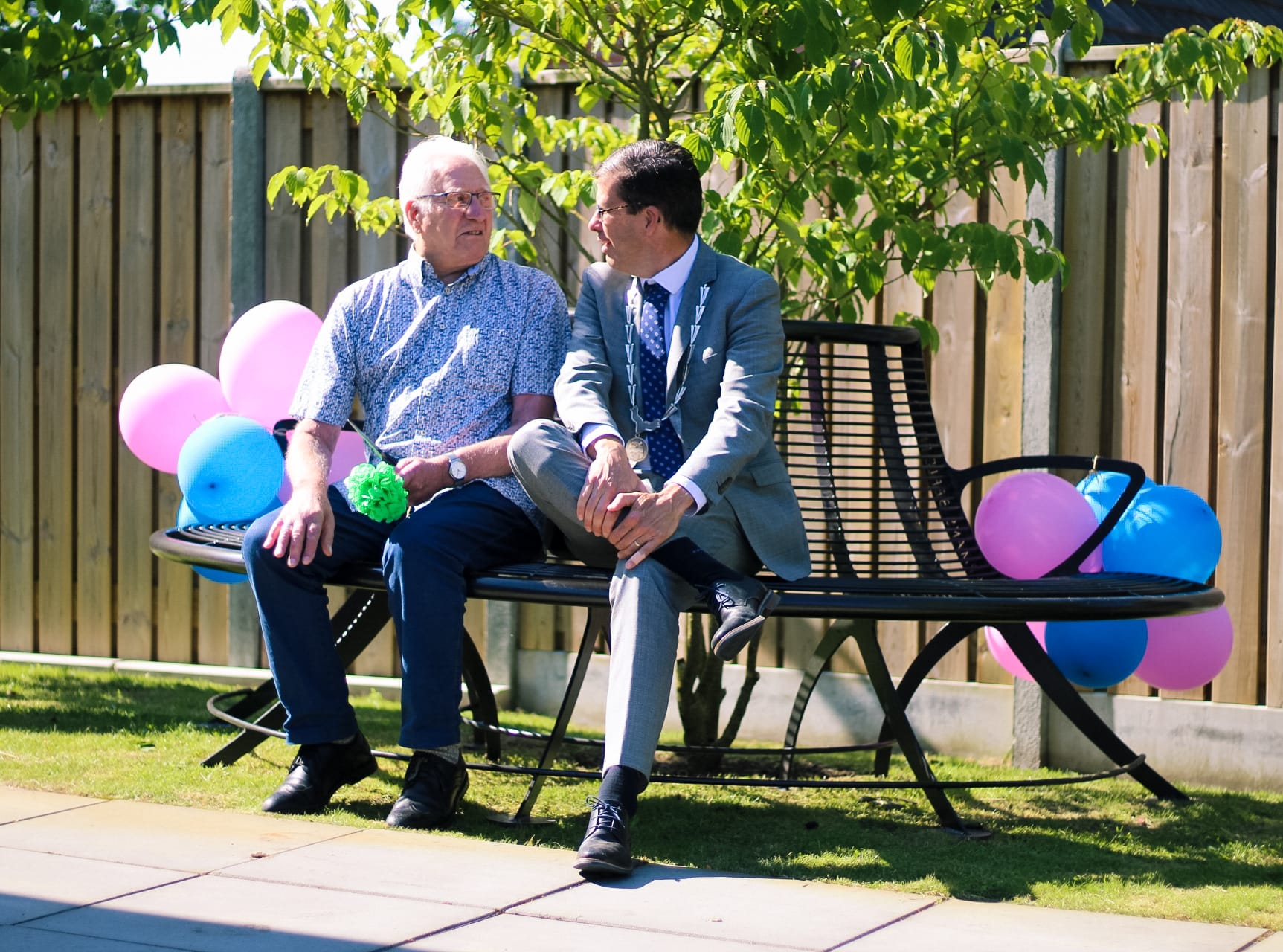 Burgemeester en client samen in gesprek