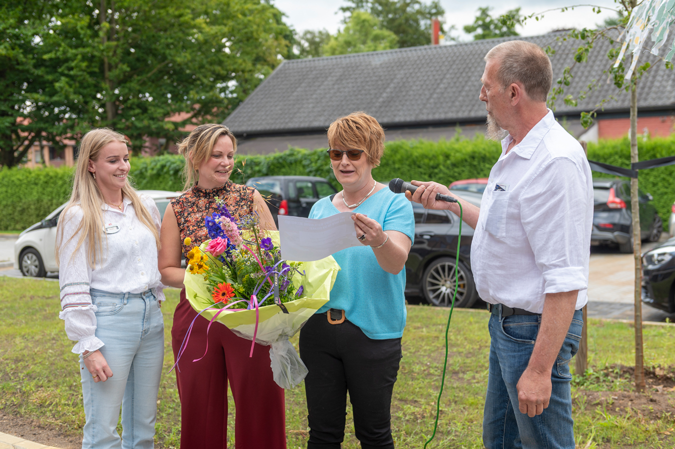Aanbieden van cadeau aan cliënten en medewerkers 't Nieuwland