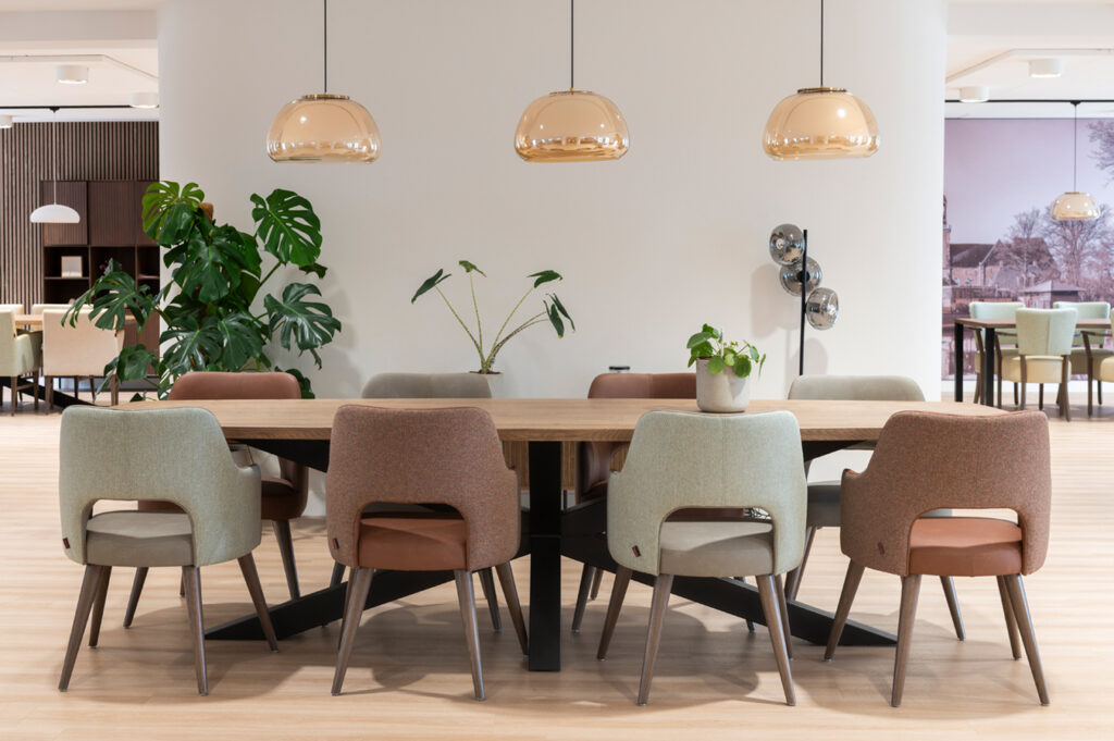 Locatie 't Nieuwland interieur tafel met 8 stoelen er omheen.