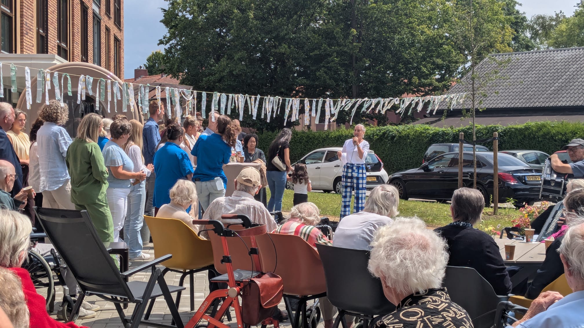 Voorzitter cliëntenraad geeft een korte toespraak voor de opening van 't Nieuwland.