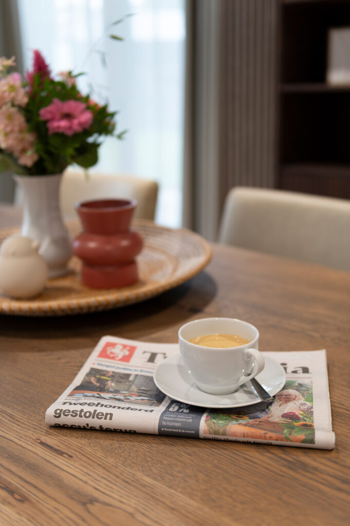 t Nieuwland kopje koffie met krant op tafel