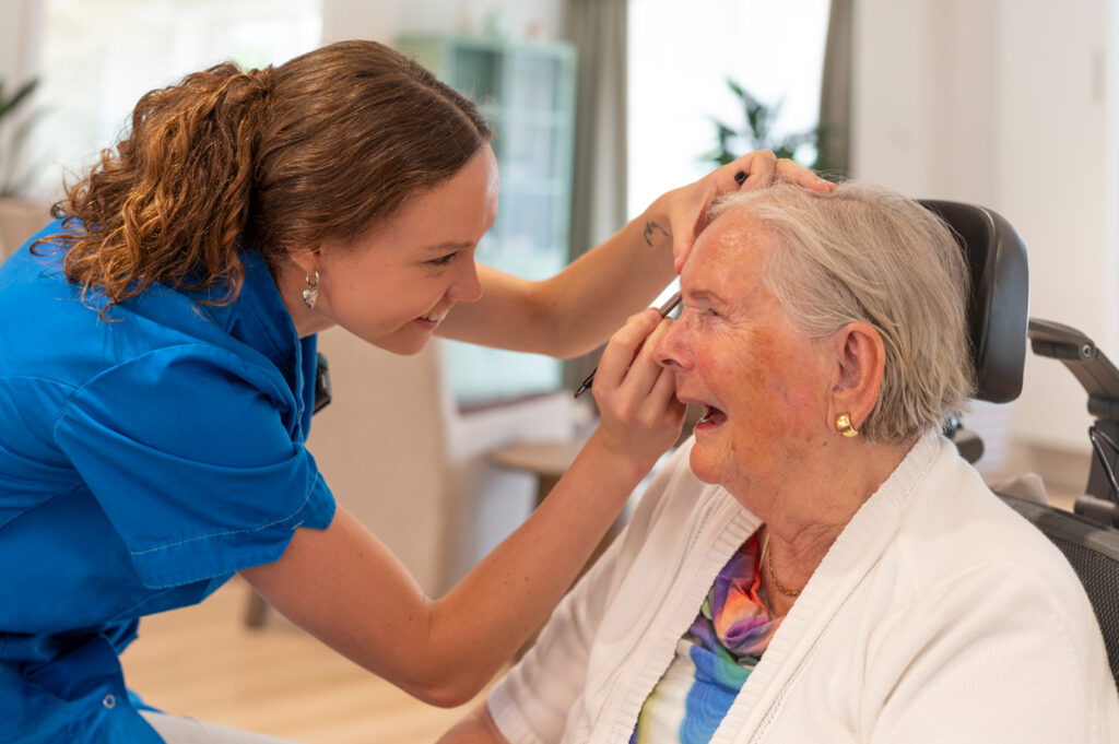 t Nieuwland collega brengt make-up aan bij een client