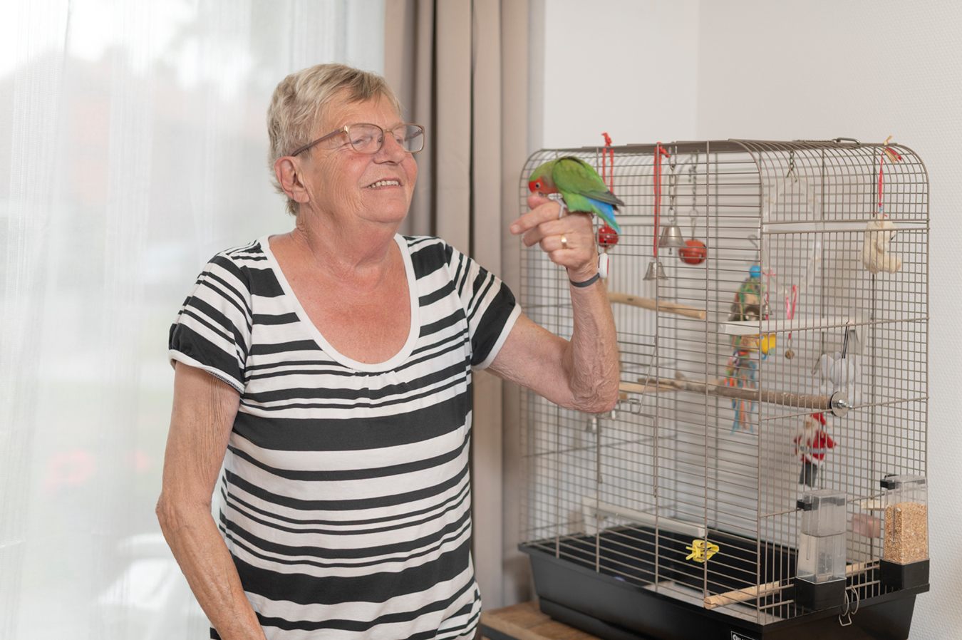 t Nieuwland cliënt met vogeltje op de achtergrond staat de vogelkooi