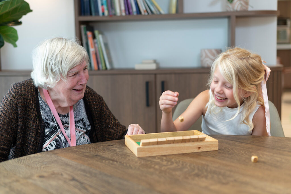 t Nieuwland client speelt een spelletje met kind